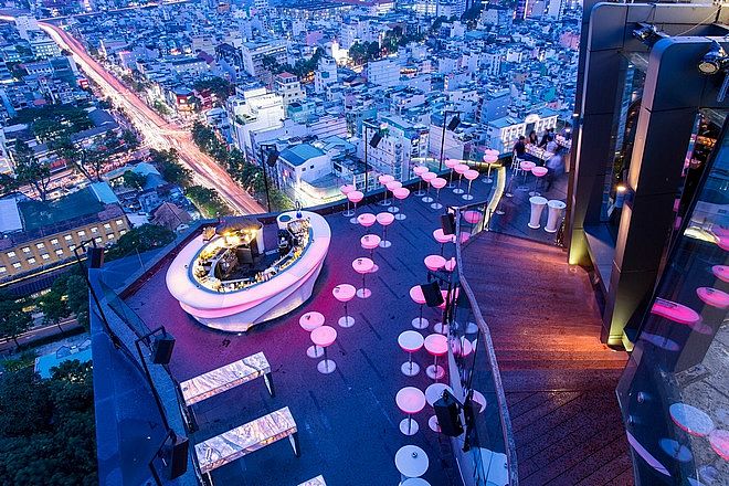 Chill Sky Bar - Rooftop AB Tower, bar tầm cỡ nhất Sài gòn,kiến trúc quán bar đẹp, nội thất quán bar đẹp, quán bar đẹp nhất Sài Gòn, quán bar sang trọng nhất.